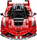 Vooraanzicht van de rode LEGO Technic Ferrari FXX K raceauto.