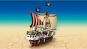 LEGO One Piece Piratenschip Going Merry op zandige achtergrond, met strooien hoeden en schedel logo op zeil.