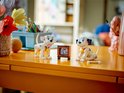 LEGO Disney Dalmatiërs Lucky en Penny op een bureau, met een televisie.