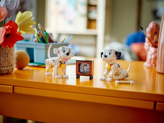 LEGO Disney Dalmatiërs Lucky en Penny op een bureau, met een televisie.