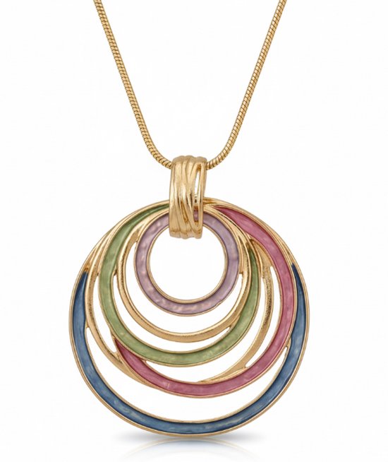Gouden ketting met gouden slangenhalsketting en een cirkelvormige hanger met gekleurde ringen in blauw, groen, paars en roze.