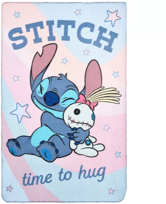 Couverture polaire bleu clair avec Stitch donnant un câlin à Scrump. Les textes 'STITCH' et 'time to hug' y figurent.