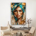 Schilderij van een vrouw met blauwe tulband en gouden accenten, aan een witte muur boven een dressoir.