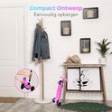 Roze step op een compacte plek in een huiselijke omgeving, bij een kapstok en een dressoir.