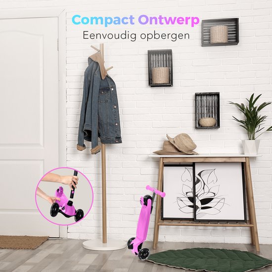 Roze step op een compacte plek in een huiselijke omgeving, bij een kapstok en een dressoir.