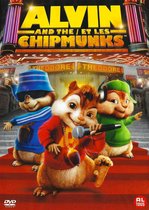De Chipmunks Simon, Alvin en Theodore op een rode loper voor een bioscoop. Alvin zingt in een microfoon.