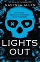 Couverture du livre 'Lights Out', avec un crâne bleu aux yeux en forme de x et de cœur, et le texte 'The Viral Tiktok Sensation Navessa Allen' et 'The Couple Who Slays Together, Stays Together'.
