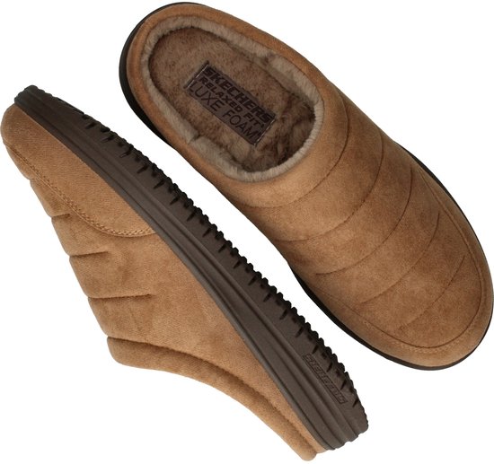 Twee bruine suède pantoffels, één met de binnenkant en de tekst 'SKECHERS RELAXED FIT LUXE FOAM' zichtbaar.
