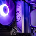 Paars verlichte pc-ventilator met MSI drakenlogo op de behuizing.