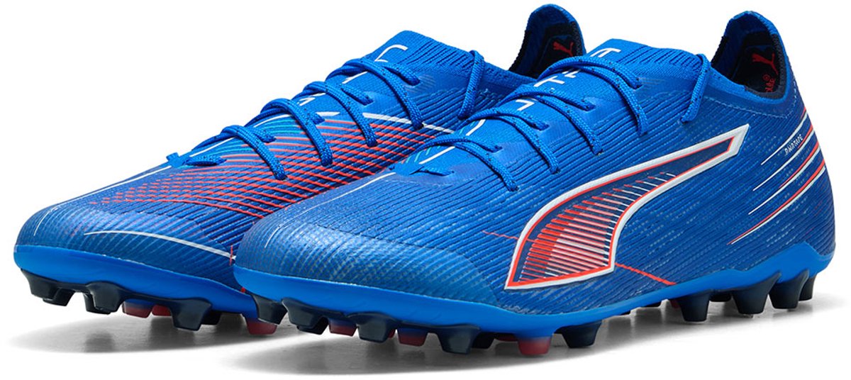 Puma Ultra 6 Ultimate Mg voetbalschoenen in blauw, EU 43, met technisch mesh bovenwerk en opvallende rode accenten.