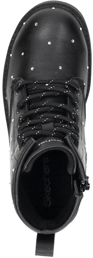 Zwarte Skechers laars met studs en veters.