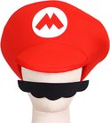 Rode pet met wit Mario-logo en zwarte snor