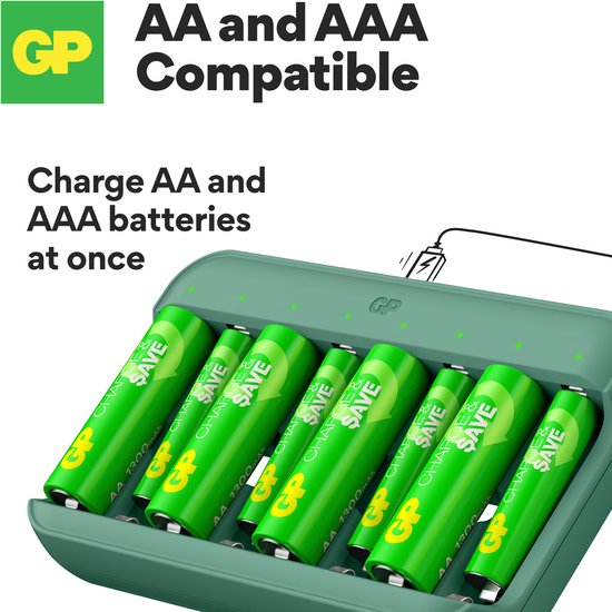 Groene GP batterijlader met 8 AA/AAA batterijen, compatibel met beide formaten.