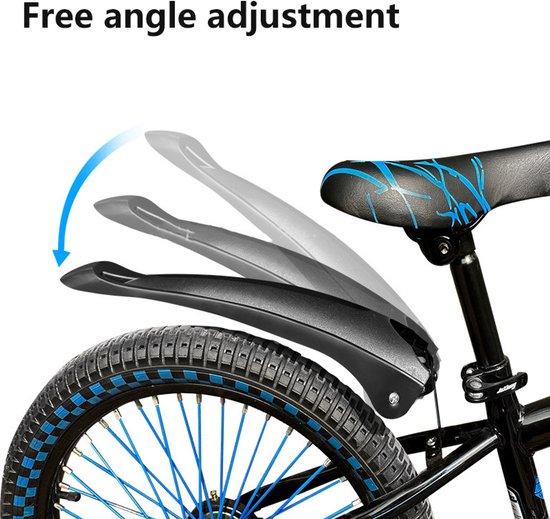 Een persoon verstelt een zwart fietsspatbord boven een wiel. De tekst zegt 'Free angle adjustment'.
