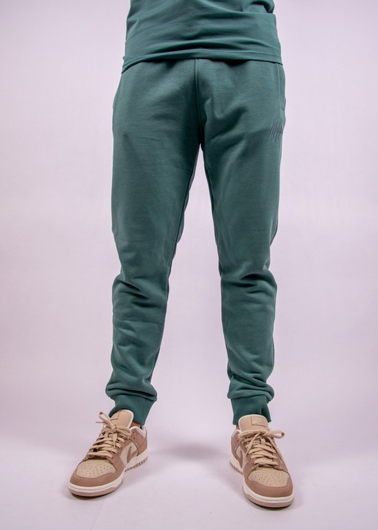 Groene Malelions joggingbroek met subtiel logo op de linker heup.