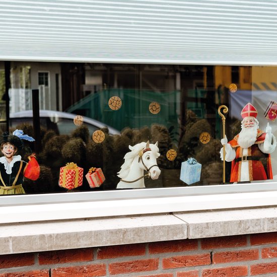 Sinterklaas, zijn paard, een Piet en cadeaus op een raamdecoratie.