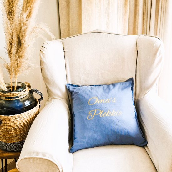 Sierkussen Kussen met tekst bedrukt cadeau oma | oma’s plekkie blauw met opdruk goud met vulling | 50x50 cm | Moederdag verjaardag vrouw
