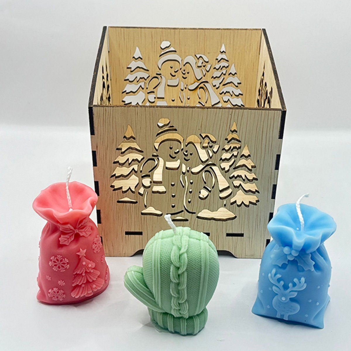 Kerst Cadeauset met Houten Waxinelichthouder en 3 Handgemaakte Geurkaarsen – Aromen van Dennen, Ceder en Appel-Kaneel – Handgemaakt uit Triplex (3 mm) – Perfect als Kerstdecoratie of Cadeau