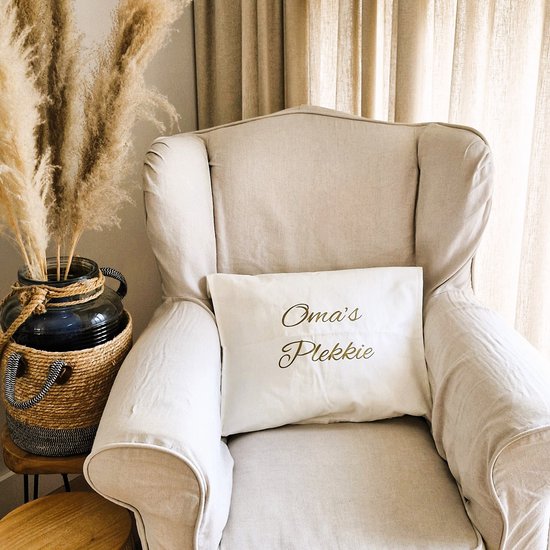 Kussen Kussenhoes met tekst bedrukt cadeau tekstbord plekje oma| oma’s plekkie | wit met opdruk goud met vulling | 50x50 cm | Moederdag verjaardag vrouw