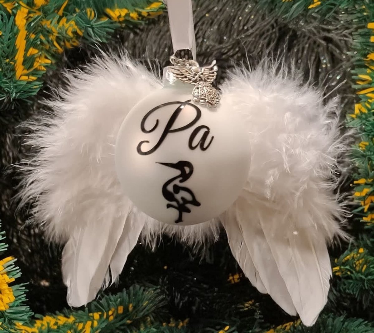 Kerstbal met witte engelenvleugels en personalisatie - HB Creatie Kerstdecoratie.