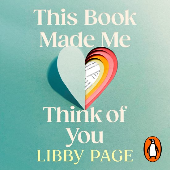 Boekcover met de titel "This Book Made Me Think of You" en een hartvormige uitsnede met gekleurde pagina's.