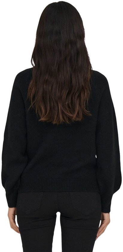 Zwarte trui met pofmouwen, gedragen door een model met lange donkere haren.