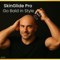 Man met geschoren hoofd gebruikt SkinGlide Pro scheerapparaat. Met tekst: SkinGlide Pro Go Bald in Style.