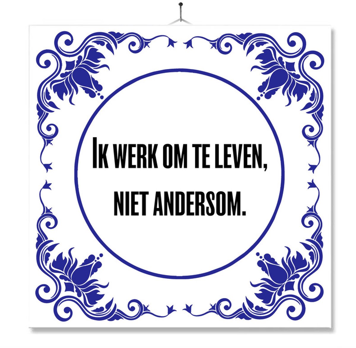 Tegel Met Opdruk | Ik Werk Om Te Leven | Cadeau | Inclusief Geschenkdoos | Standaard | Ophangsysteem