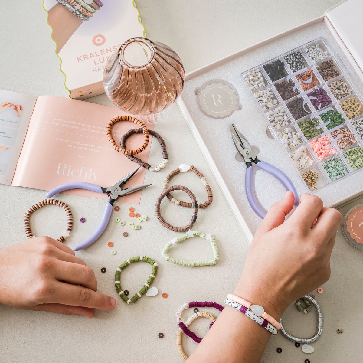 Richly® Kralen set Luxe Katsuki - Armbandjes maken meisjes - gratis E-BOOK - Complete set & Premium verpakking - 6 Bedels & Gouden RVS-accessoires - Sieraden Maken volwassenen - Letterkralen - Kralenketting - Knutselen meisjes — afbeelding 3