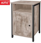 Nachtkastje met greige houten afwerking, zwart stalen frame, open vak en een deur.