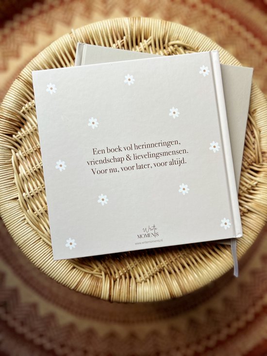 Lichtgrijs omslag met witte madeliefjes en de tekst "Een boek vol herinneringen, vriendschap & lievelingsmensen. Voor nu, voor later, voor altijd."