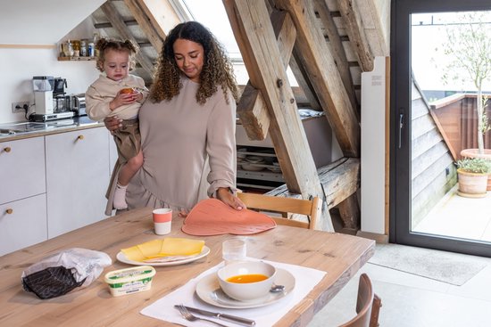 Bébé on the Move - Yummy Mat - Set de table et tapis anti-goutte 2 en 1 - Enroulable et portable - Compatible lave-vaisselle - Anti-poussière - Bloom