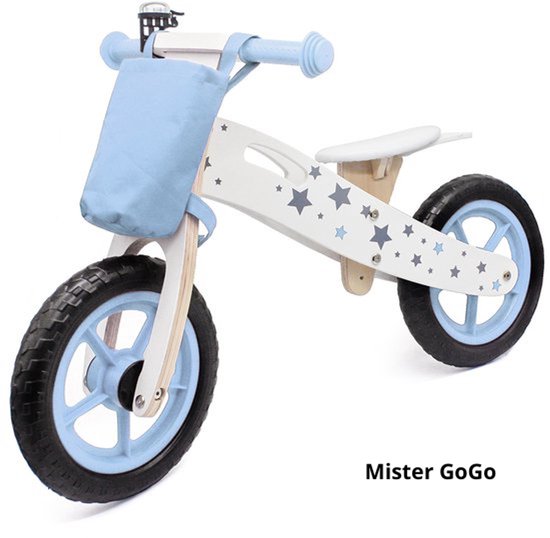 Houten loopfiets met blauwe velgen, een lichtblauw tasje en grijze sterren. De body is wit met houten accenten.