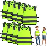 Een 9-pack lichtgroene kinder veiligheidsvesten met reflecterende strepen. Twee kinderen (jongen en meisje) dragen de vesten.