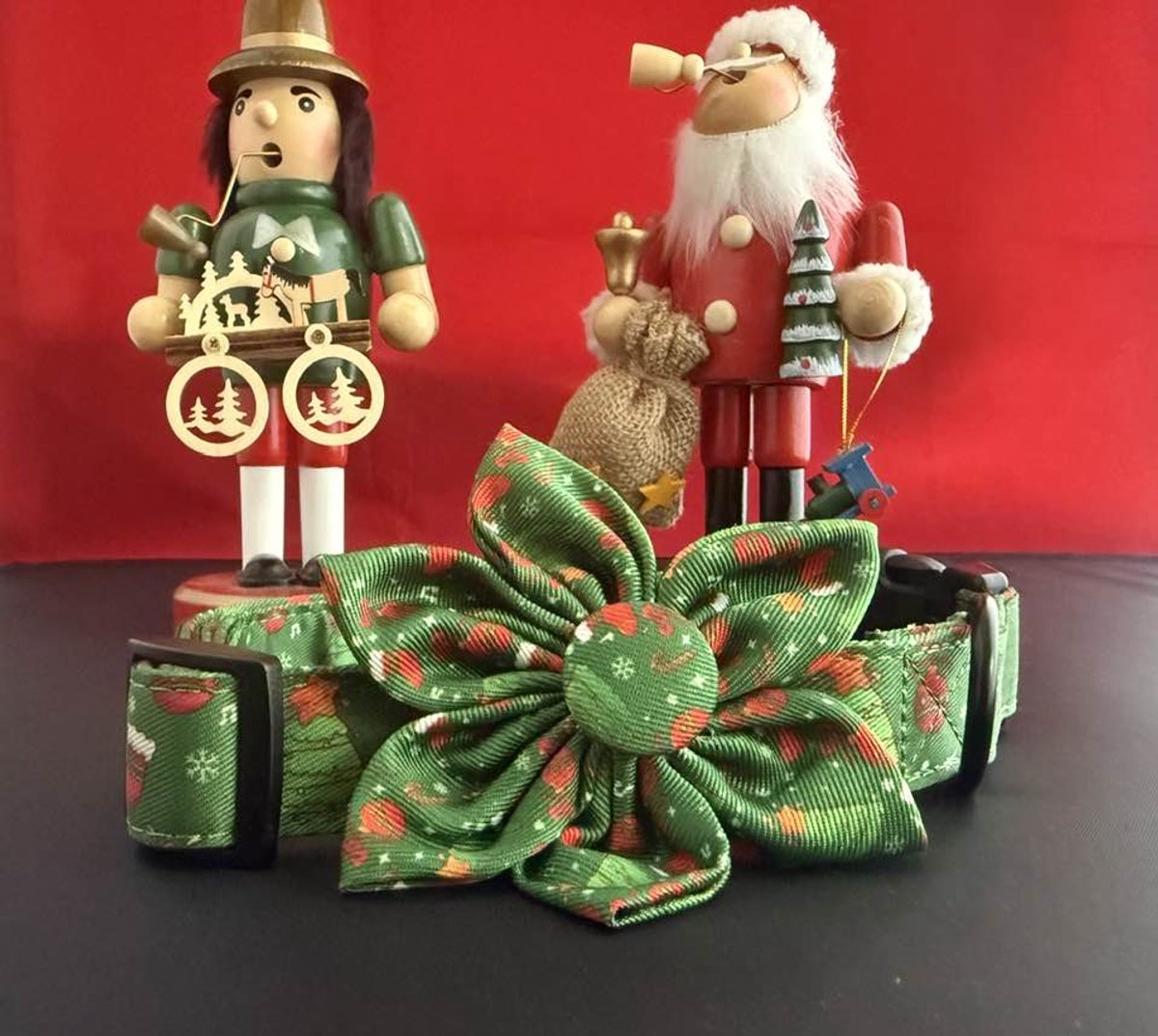 Kerst groene hondenhalsband - maat M - verstelbaar 33-53 cm - breedte 2 cm - met grote bloem - met gratis goudkleurig kettinkje