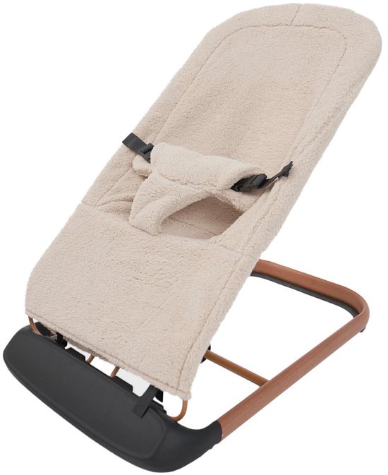 Zandbruine wipstoel met een teddy-bekleding, een houten frame en een zwart veiligheidsdetail. Op een witte achtergrond.
