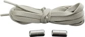 Grijze Knaak platte elastische veters met twee zilveren metalen tips.