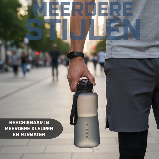 Man houdt grijze DUTCH'D waterfles vast in de hand, verkrijgbaar in meerdere kleuren en formaten.