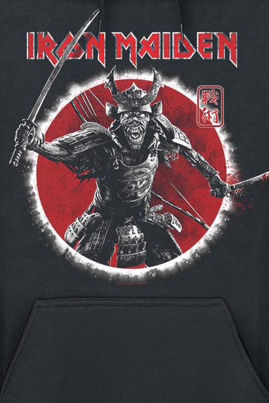 Zwarte hoodie met op de voorkant een opvallende print van Iron Maiden’s Eddie als samoerai, met zwaarden, tegen een rode cirkel.