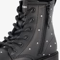 Detail van een zwarte Skechers laars met witte stippen en rits.