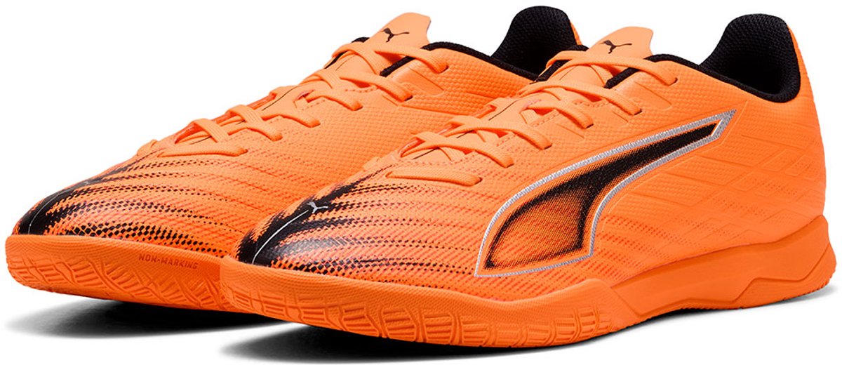 Puma Ultra 6 voetbalschoenen in fel oranje, EU 43, met technisch mesh bovenwerk en lichtgewicht steunframe.