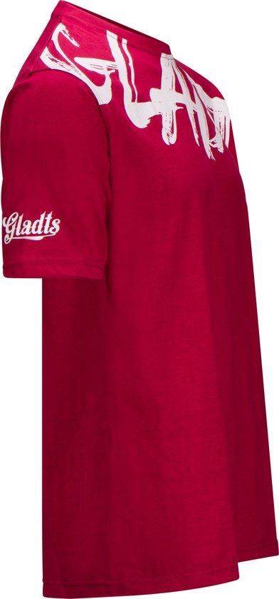 Bordeauxrode T-shirt met witte 'GLADTS' opdruk op de mouw en grote witte letters op de borst.