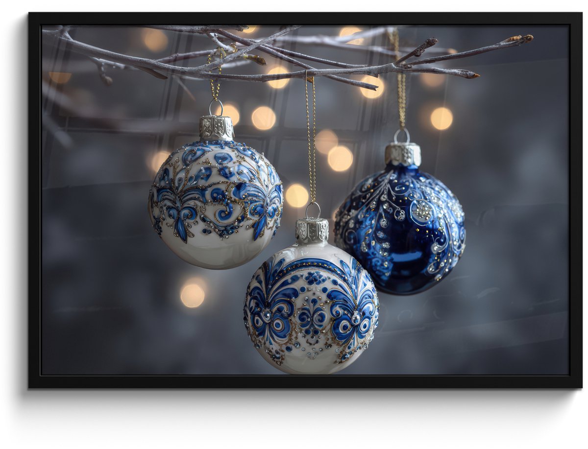 FrameYourWall Poster in lijst - Fotolijst 90x60 cm - Posters - Kerstbal - Versierd - Blauw - Posterlijst zwart - Decoratie - Wanddecoratie woonkamer - Muurdecoratie slaapkamer - Kerstversiering - Kerstdecoratie voor binnen - Kerstmis