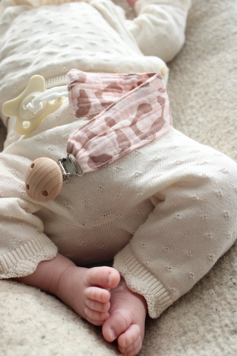 Speenkoord - katoen - roze panter kleur - houten knop - fopspeen - accessoires baby - speenketting - baby - mommy musthaves - kraamcadeau - stof - speenkoord jongen - speenkoord meisje - speenkoord katoen