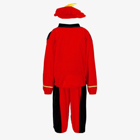 Achterkant kinder kostuum: rode trui met zwarte mouwen, rode broek met zwarte panelen. Rode baret met gele veer.