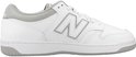 Witte lage sneaker van New Balance met grijze accenten en een groot grijs 'N' logo op de zijkant.