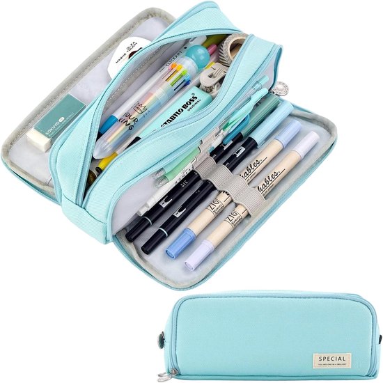 Lichtblauw etui met rits open, gevuld met pennen, markers en een gum. Onderop een gesloten etui.