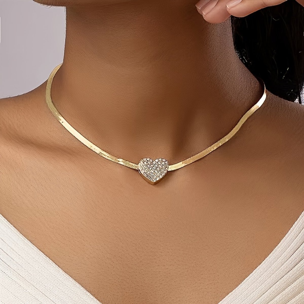 Sjika - Gold plated hartvormige ketting – Luxe gouden halsketting met kristallen hart hanger – Elegant & Tijdloos design – Perfect cadeau voor haar