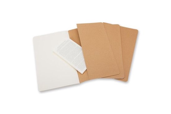 Een open notitieboek met een crème gekleurd vel, met een bruine insteekhoes en een opengeslagen briefje.