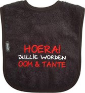 Zwarte slab met "Hoera! Jullie worden oom & tante"